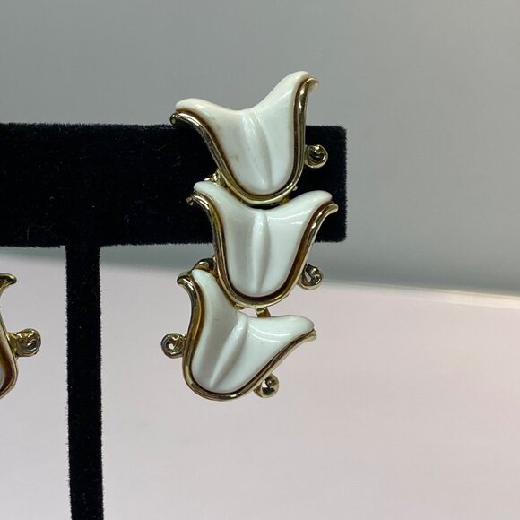 Vintage Clip On Earrings White Thermoset Plastic Flower Petal Motif Gold Tone - Picture 3 of 11